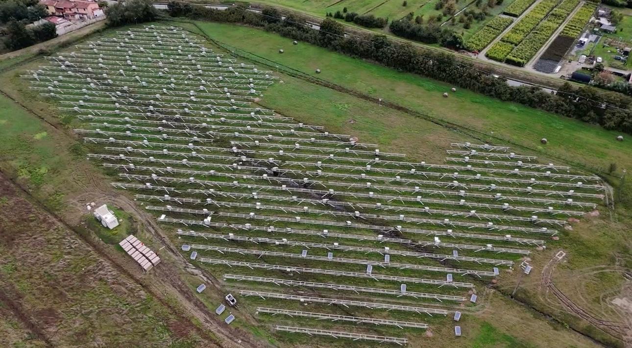 Installazione moduli fotovoltaici in parco solare