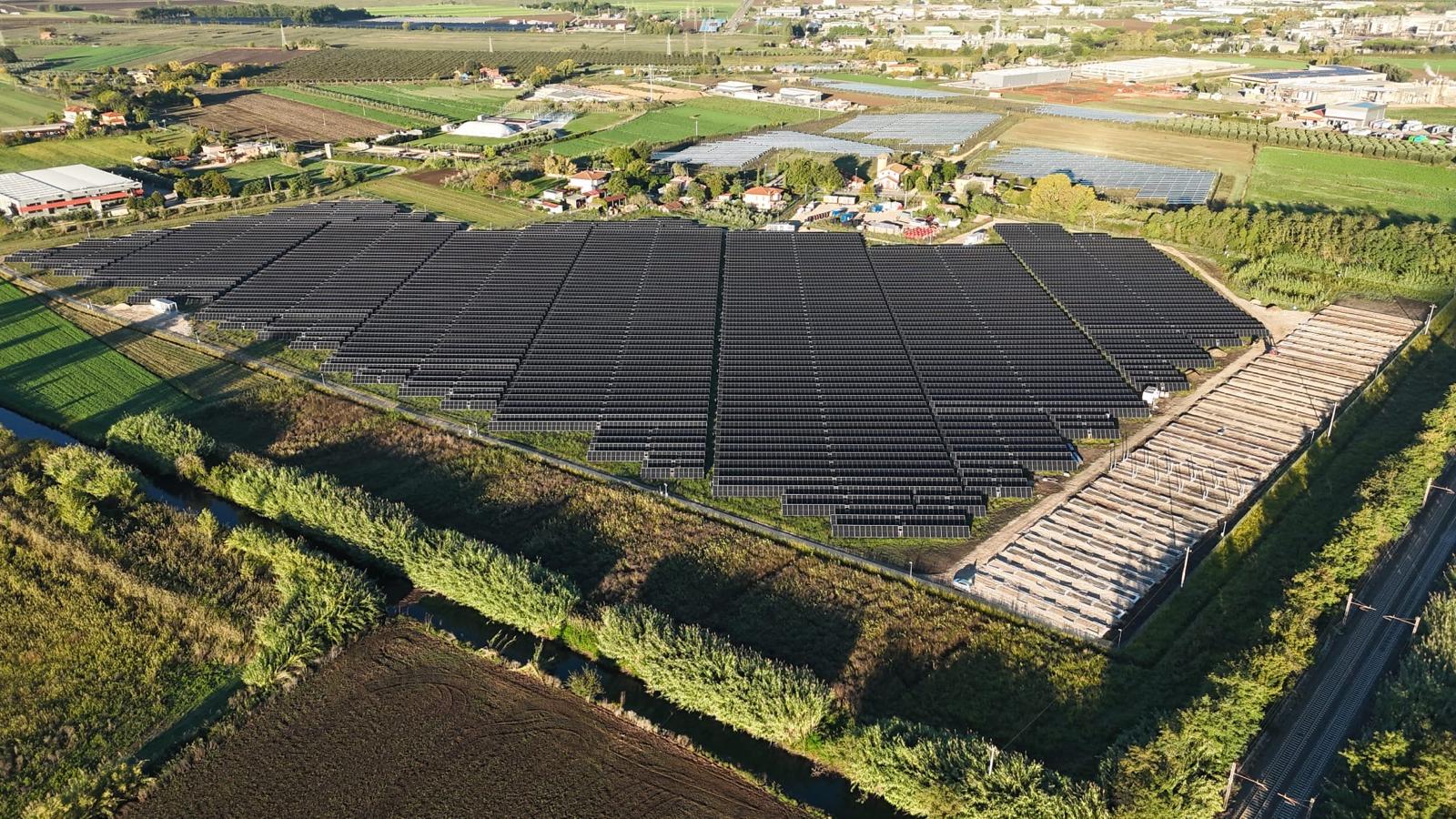 Cantiere fotovoltaico durante la realizzazione