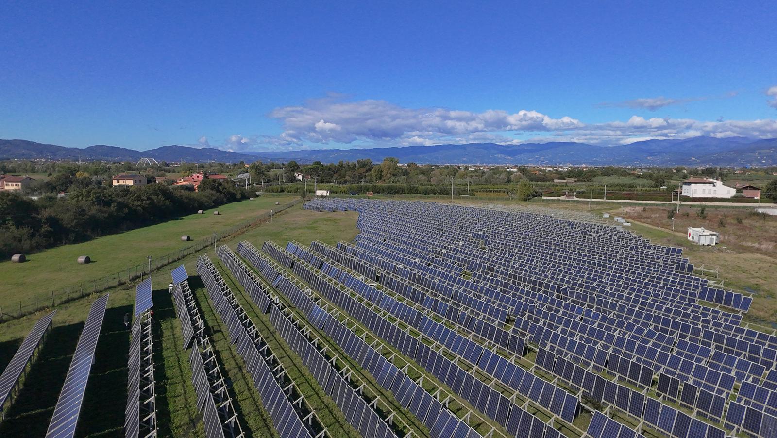 Parco solare in fase di installazione