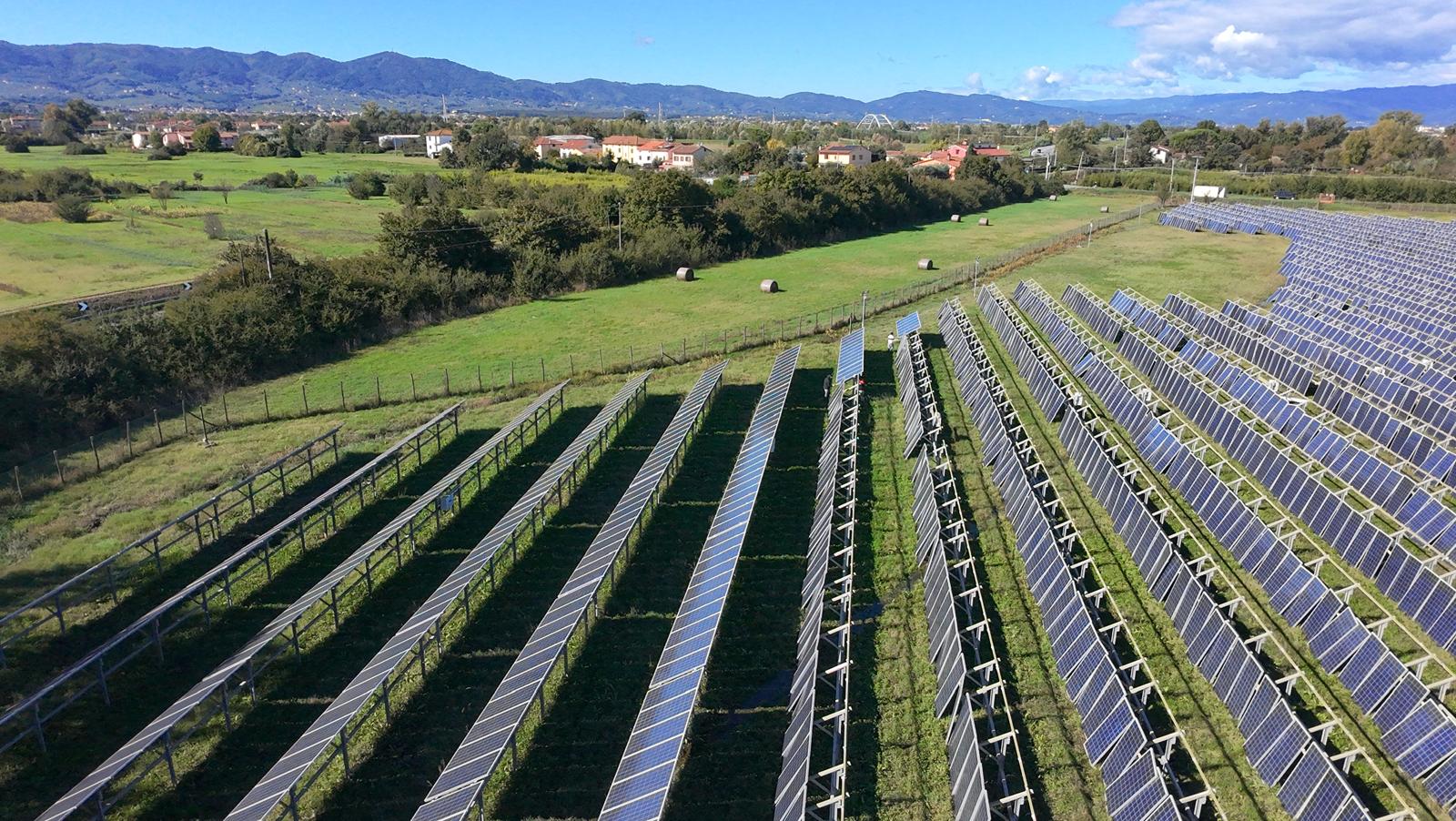 Impianto fotovoltaico a terra in costruzione